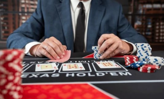 Pemain menikmati permainan live casino dengan dealer asli pada platform lkd21